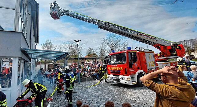 Ob sie es denn auch richtig machen?, mag sich dieser Beobachter der Jahresübung der Freiwilligen Feuerwehr Uhldingen-Mühlhofen gedacht ...