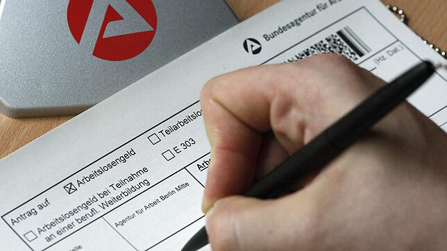 Wer Arbeitslosengeld beziehen will oder muss, kommt nicht daran vorbei, eine Arbeitsbescheinigung vorzulegen.