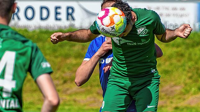 Er trifft doppelt: Robin Wagner – auf unserem Archivbild beim Kopfball – erzielte beim 3:0-Sieg des SV Rheintal gegen den FC ...
