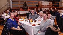 Sie genießen das Weihnachtsessen in guter Gesellschaft: (von links): Manuela Neuhoff, Andrea Fritzke, Heiko Thomsen, Adolf Stephan und ...