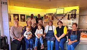 Für Irena Winkler (Zweite von links) und Metzgermeister Markus Winkler (hinten, Mitte) bedeutet die Schließung der Traditionsmetzgerei ...