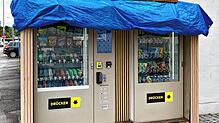 Da ist er, der Automat der Begierde, in der Gerwiggstraße, mit allem, was die bedürftigen Leiber und Seelen benötigen. Genügend Alkohol ...