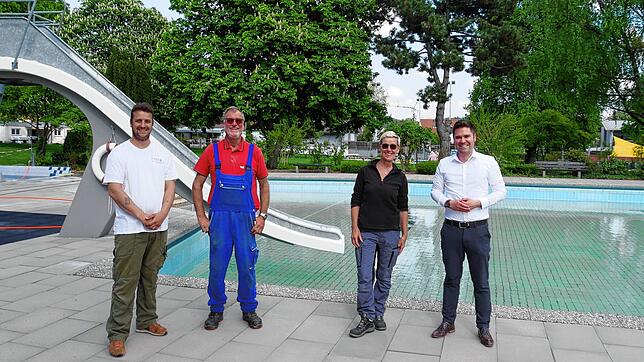 Sie freuen sich, dass der Badebetrieb am Samstag, am 14. Mai, startet: Bürgermeister Holger Mayer, und die Freibad-Mitarbeiter Rita ...