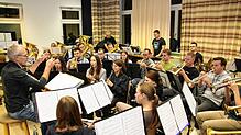 Die Musikkapelle Wasser bereitet sich mit ihrem Dirigenten Ulrich Lilienthal (links) auf das „Best of“-Konzert vor, das am 7. Dezember ...