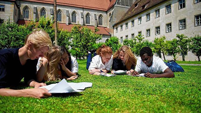 Schülerinnen und Schüler im Innenhof der Schule Schloss Salem. Rund 20 Prozent von ihnen besuchen die Lehranstalt derzeit als Stipendiaten.