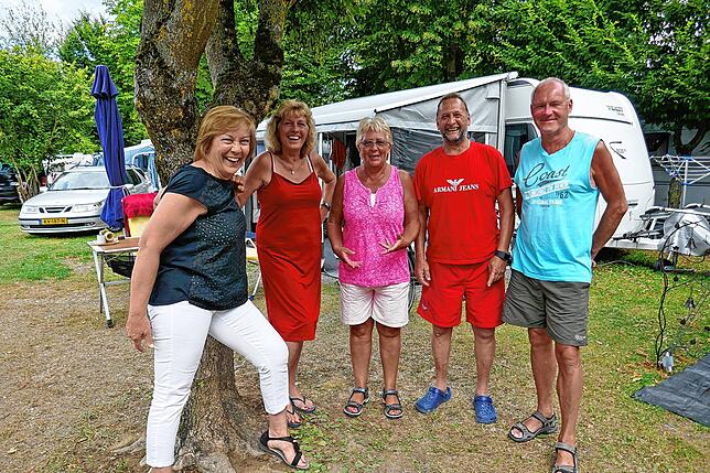 Ein Bild aus unbeschwerten Tagen: Im ersten Jahr ihres Campingurlaubs haben sie sich kennengelernt, noch 30 Jahre später &ndash; im ...