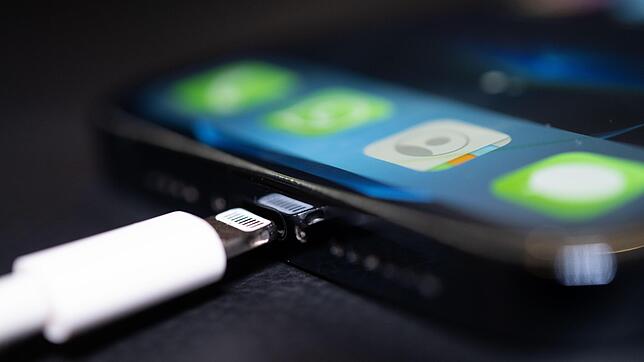 Ein beschädigtes Ladekabel kann eine Ursache für ein überhitztes Handy sein.