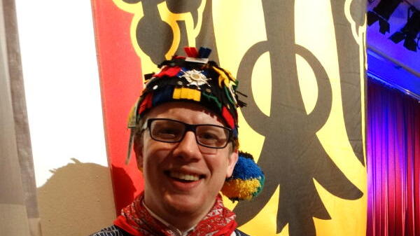 Narrengeselle Achim Friesenhagen lebt und liebt die Überlinger Fastnacht. Ob auf der Bühne beim Narrenkonzert oder auf der Straße. Bild: ...
