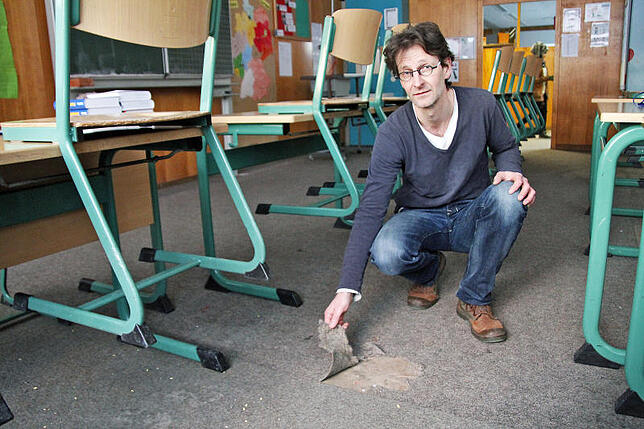Der Teppichboden in der Schule muss dringend ersetzt werden.