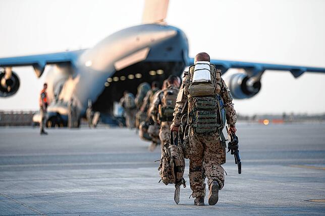 Soldaten auf dem Weg zu einem Militärtransporter C17, der vom Feldlager in Masar-i-Scharif Richtung Deutschland fliegt.