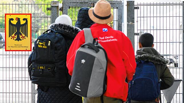 Flüchtlinge vor dem Eingang des Bundesamts für Migration und Flüchtlinge, hier in Niedersachsen (Symbolbild).