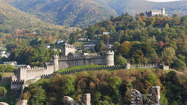 Mit Geschichte: Die drei im Mittelalter auf Hügeln angelegten Burgen prägen den Tessiner Kantonshauptort Bellinzona weithin sichtbar. ...