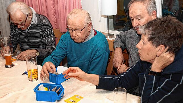 Rolf Kille (von links), Dieter Schilling sowie Dieter und Birgit Rautschek tauschen Pflanzensamen, die sie selbst getrocknet haben.