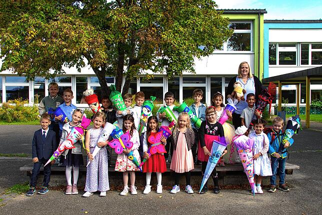 Mit Schmetterlingen und Piraten auf den Schultüten kamen die Kinder der Klasse 1b der Hochrheinschule in Gailingen mit Klassenlehrerin ...