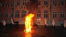 Lichterloh: Vor dem Waldshuter Rathaus ging am Fasnachtsdienstag 2020 der Narro in Flammen auf. In diesem Jahr fällt das feurige ...