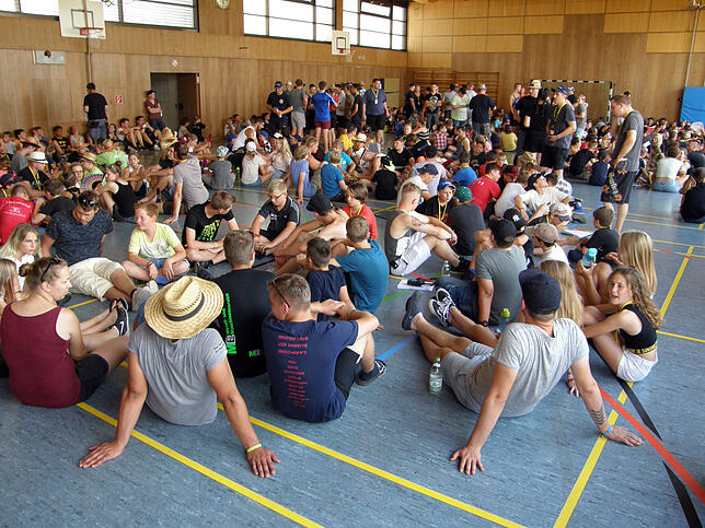 Die Inselhalle ist gut gefüllt mit Jugendlichen und ihren Jugendleitern. Die Übung läuft schneller ab, als von der Lagerleitung gedacht.