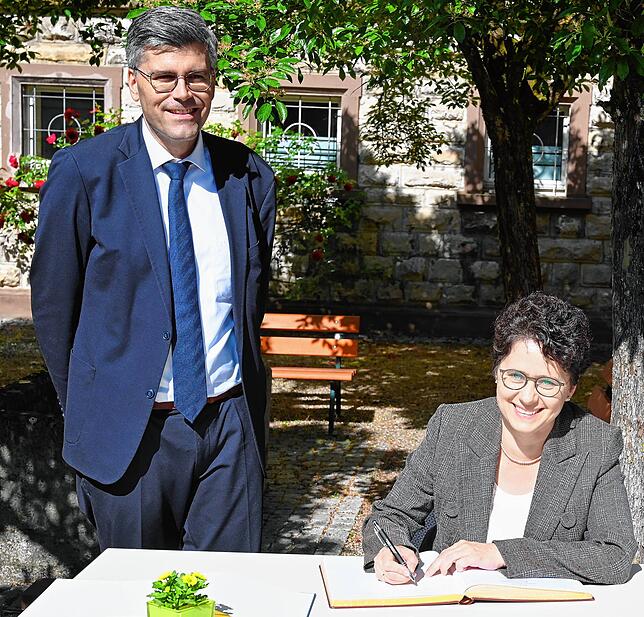 Die Ministerin der Justiz und für Migration, Marion Gentges, trägt sich ins Goldene Buch des Kreises Waldshut ein, mit dabei war Landrat ...