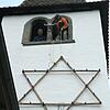 Gottlieb Vestner (links) und Uwe Burmeister ziehen im Turm der Bergkirche die Weihnachtssterne hoch.