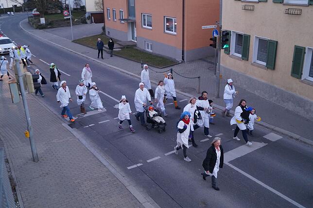 Rund 50 Personen zogen am frühen Abend beim Hemdglonker mit ihren Nachthemden durch Litzelstetten. Der SÜDKURIER erhielt einen ...