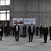 Gruppenbild unter Pandemie-Bedingungen: Beim Richtfest im neuen Technikzentrum von Eto Magnetic galten strenge Hygieneregeln. In der ...