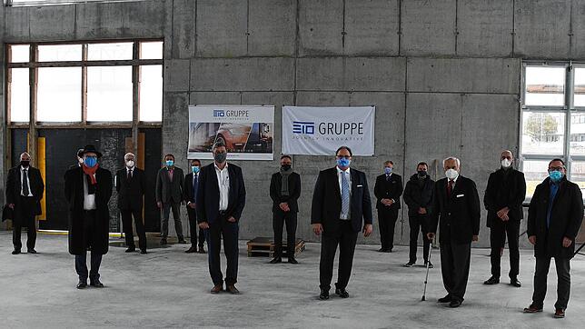 Gruppenbild unter Pandemie-Bedingungen: Beim Richtfest im neuen Technikzentrum von Eto Magnetic galten strenge Hygieneregeln. In der ...