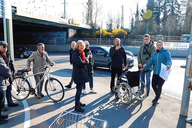Diese Stelle an der Kreuzung von Bahnhofstraße und Hauptstraße führt immer wieder zu Konflikten zwischen Fußgängern und Radfahrern ...