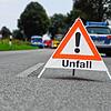 Ein Warndreieck an einer Unfallstelle (Symbolbild). Bei einem Sturz auf der L149 bei Bernau wird ein Biker (38) verletzt.