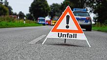 Ein Warndreieck an einer Unfallstelle (Symbolbild). Bei einem Sturz auf der L149 bei Bernau wird ein Biker (38) verletzt.