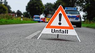 Ein Warndreieck vor einer Unfallstelle (Symbolbild). Auf der A98 bei Lauchringen hat‘s heftig gekracht.