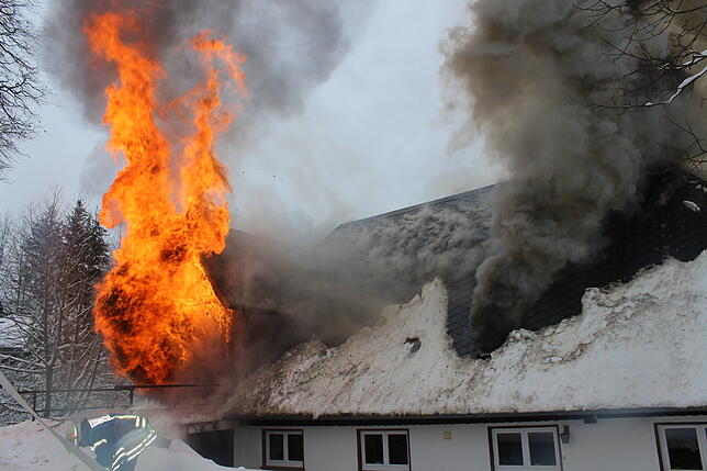 Bild 30: Feuerwehr kann Hof "Im Grund" nicht mehr retten - Sehen Sie hier die Bilder vom Einsatz