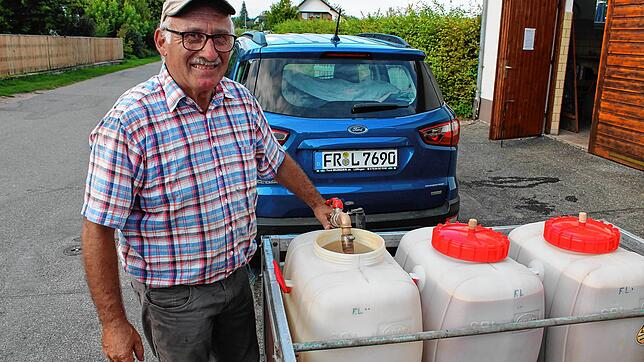 Ein zufriedener Kunde der Mosterei in Hubertshofen. Fridolin Langenbacher nimmt seinen Most in den eigenen Fässern zur ...