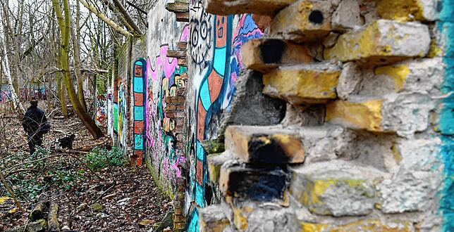 Achtzig Meter Berliner Mauer Auch 29 Jahre nach dem Fall der Berliner Mauer scheint die Trennung von Ost und West immer noch nicht überwunden zu sein.