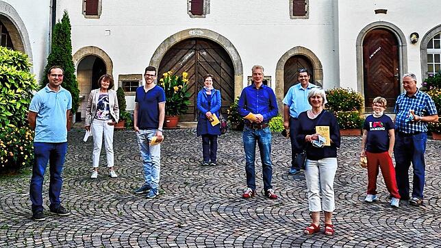 Die Bewerber um die Landtagskandidatur Nico Kiefer (Dritter von links) und Peter Schallmayer (Fünfter von links) statten Kloster ...