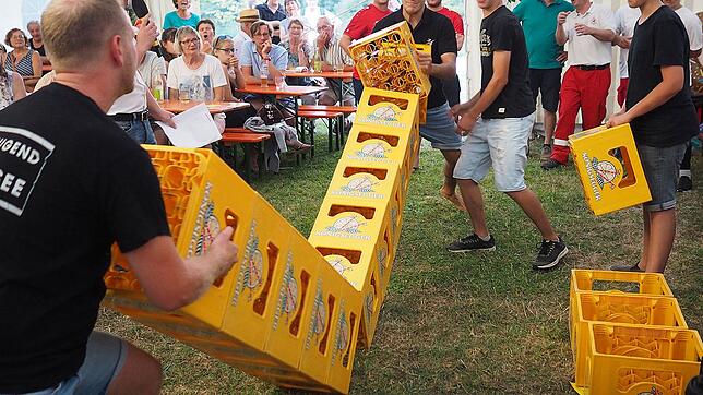 Nach der elften Kiste mussten auch die Kämpfer des Landjugendteams beim Bierkistenstapelwettbewerb aufgeben.