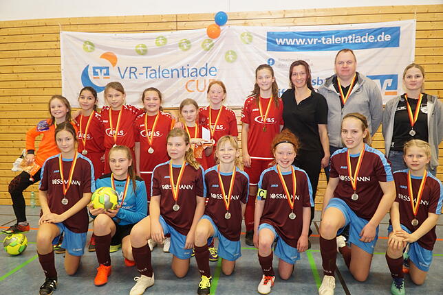 Der SSC Donaueschingen II (stehend) ist Meister in der Altersklasse der D-Juniorinnen. Der SSC setzte sich vor Kirchen-Hausen (vorn) durch.