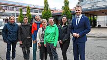 Freuen sich über das neue Dach samt Photovoltaikanlage an der Ratoldusschule (im Hintergrund): (von links) Stadtrat Siegfried Lehmann ...