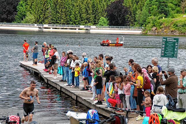 Bis auf den Steg hinaus: Zahlreiche Zuschauer verfolgen das Spektakel am Kirnbergsee.