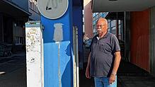 Peter Kerber – hier an der Einfahrt zum Parkplatz der Business Boxx VS – ärgert sich über den happigen Strafzettel. Die Park-Firma ...