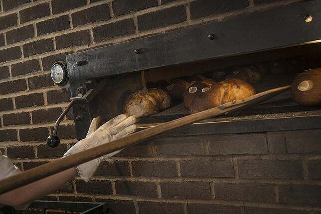 Brot frisch aus dem Holzofen: Der Ofen in der Bäckerei am Flughafen soll eine Hauptquelle für nächtliche Geruchsbelästigungen im ...