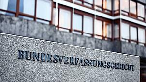ARCHIV – 17.12.2024, Baden-Württemberg, Karlsruhe: Ein Schriftzug “Bundesverfassungsgericht„ steht vor dem Gebäude des Gerichts. (zu ...