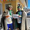 Narrenpräsident Michael Fischer (links) und Zunftmeister Jörg Wiesendorfer stellen die Stationen des Weckens auf dem Balkon nach und ...