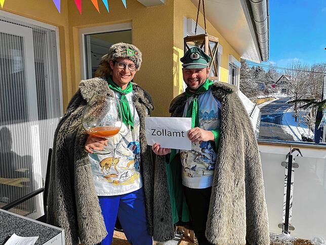 Narrenpräsident Michael Fischer (links) und Zunftmeister Jörg Wiesendorfer stellen die Stationen des Weckens auf dem Balkon nach und ...
