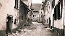 Die sogenannte Kastengasse von der Hauptstraße aus. Bald begann hier die Neuordnung mit Abbruch und Sanierung.