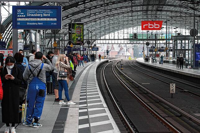 02.09.2021, Berlin: Reisende warten im Hauptbahnhof in Berlin auf eine S-Bahn. Die Lokführergewerkschaft GDL hat ihre Mitglieder zum ...