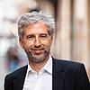 PRODUKTION – 13.10.2023, Baden-Württemberg, Tübingen: Boris Palmer (parteilos), Tübingens Oberbürgermeister lächelt in der Innenstadt in ...