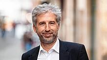 PRODUKTION – 13.10.2023, Baden-Württemberg, Tübingen: Boris Palmer (parteilos), Tübingens Oberbürgermeister lächelt in der Innenstadt in ...