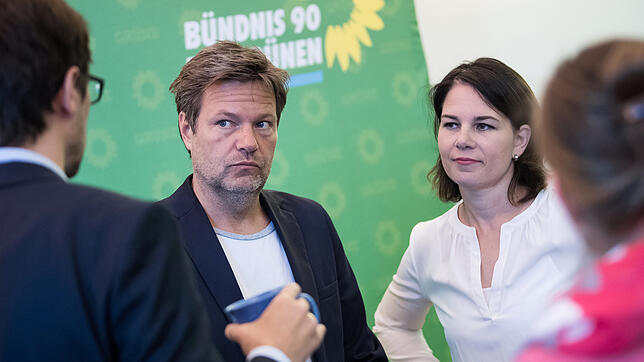 Die Bundesvorsitzenden von Bündnis 90/Die Grünen, Robert Habeck und Annalena Baerbock unterhalten sich zu Beginn der Sitzung des ...