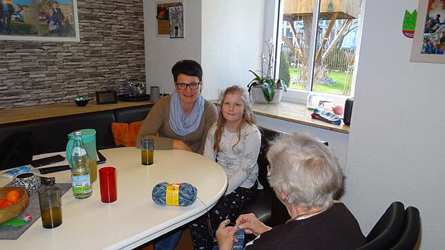 Sandra und Luisa Schilling unterhalten sich mit Edeltraud Rampmaier (von links). Die alte Dame liebt Handarbeiten und nette Gespräche.