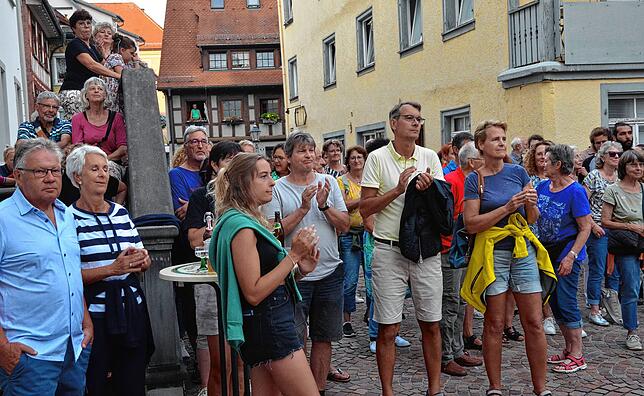 Auch aus den Reihen der Stehplätze gibt es Applaus für die Band.