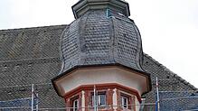 Das mit Schieferplatten eingedeckte Dach der Zwiebeltürme des Schlosses Bonndorf wird erneuert.  Foto: Stefan Limberger-Andris